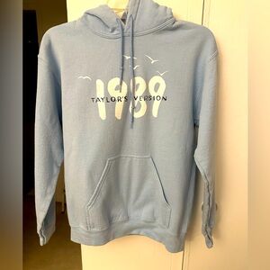 1989 Taylor’s Version Swift hoodie sweatshirt. Gently worn. Gildan label